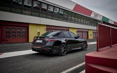 2024 Alfa Romeo Giulia Quadrifoglio Super Sport wallpaper thumbnail.
