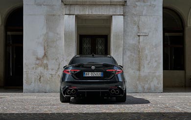 2024 Alfa Romeo Giulia Quadrifoglio Super Sport wallpaper thumbnail.