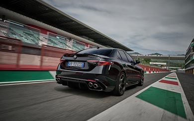 2024 Alfa Romeo Giulia Quadrifoglio Super Sport wallpaper thumbnail.