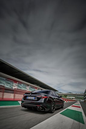 2024 Alfa Romeo Giulia Quadrifoglio Super Sport phone wallpaper thumbnail.