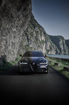 2024 Alfa Romeo Giulia Quadrifoglio Super Sport phone wallpaper thumbnail.