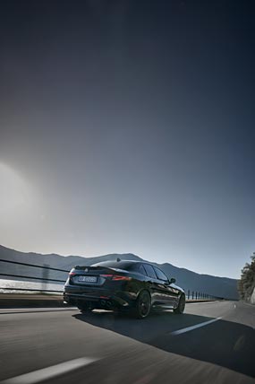2024 Alfa Romeo Giulia Quadrifoglio Super Sport phone wallpaper thumbnail.