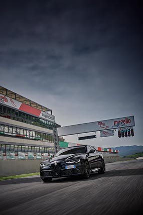 2024 Alfa Romeo Giulia Quadrifoglio Super Sport phone wallpaper thumbnail.