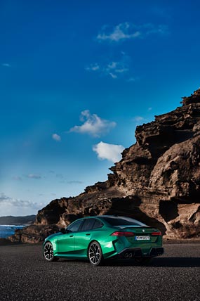 2025 BMW M5 phone wallpaper thumbnail.