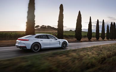 2025 Porsche Panamera Turbo S E-Hybrid wallpaper thumbnail.