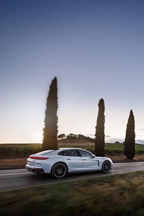 2025 Porsche Panamera Turbo S E-Hybrid phone wallpaper thumbnail.